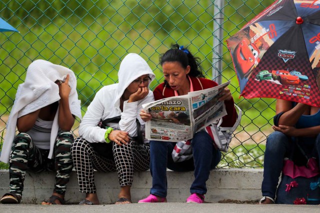 VEN11. BARQUISIMETO (VENEZUELA), 18/05/2018.- Familiares de recluidos en la Comunidad Penitenciaria Fénix permanecen en la inmediaciones de la cárcel hoy, viernes 18 de mayo de 2018, en Barquisimeto (Venezuela). Un motín dentro de la Comunidad Penitenciaria Fénix, ubicada en el estado venezolano de Lara, dejó un saldo de 10 fallecidos y al menos 25 heridos, informaron hoy a Efe fuentes militares y organizaciones no gubernamentales. EFE/Miguel Gutiérrez