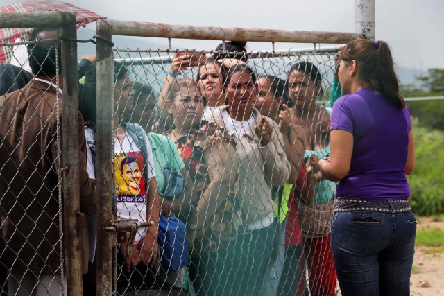 CORRIGE UBICACIÓN. VEN09. BARQUISIMETO (VENEZUELA), 18/05/2018.- Familiares de recluidos en la Comunidad Penitenciaria Fénix permanecen en la inmediaciones de la cárcel hoy, viernes 18 de mayo de 2018, en Barquisimeto (Venezuela). Un motín dentro de la Comunidad Penitenciaria Fénix, ubicada en el estado venezolano de Lara, dejó un saldo de 10 fallecidos y al menos 25 heridos, informaron hoy a Efe fuentes militares y organizaciones no gubernamentales. EFE/Miguel Gutiérrez