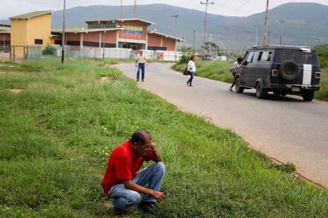 VEN23. BARQUISIMETO (VENEZUELA), 18/05/2018.- Familiares de recluidos en la Comunidad Penitenciaria Fénix permanecen en la inmediaciones de la cárcel hoy, viernes 18 de mayo de 2018, en Barquisimeto (Venezuela). Un motín dentro de la Comunidad Penitenciaria Fénix, ubicada en el estado venezolano de Lara, dejó un saldo de 10 fallecidos y al menos 25 heridos, informaron hoy a Efe fuentes militares y organizaciones no gubernamentales. EFE/Miguel Gutiérrez