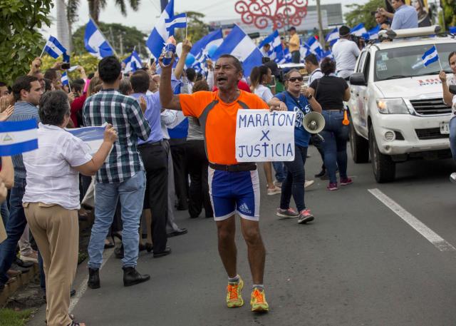 MD10. MANAGUA (NICARAGUA), 24/05/2018.- Un maratonista da una vuelta alrededor de la rotonda Rubén Darío por cada joven asesinado en las pasadas manifestaciones en una protesta durante el día 37 de protestas en contra del gobierno de Daniel Ortega hoy, jueves 24 de mayo de 2018, en Managua (Nicaragua). Nicaragua amaneció hoy en medio de manifestaciones y bloqueos en carreteras del norte y centro del país, un día después de que la Conferencia Episcopal suspendiera temporalmente la mesa de diálogo nacional por la falta de acuerdo entre el Gobierno, estudiantes, sociedad civil y sector privado. EFE/Jorge Torres.