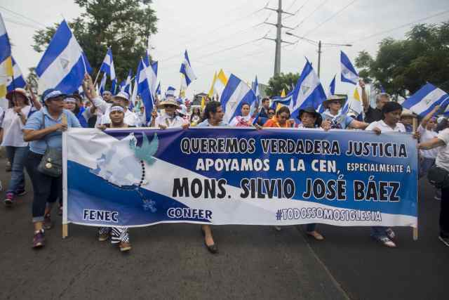 NI5014. MANAGUA (NICARAGUA), 24/05/2018.- Manifestantes participan en una marcha en apoyo a los obispos por ser mediadores y testigos en el Dialogo Nacional hoy, 25 de mayo de 2018, durante el día numero 38 de protestas contra el gobierno de Daniel Ortega, en Managua (Nicaragua). Los religiosos y las escuelas católicas convocaron hoy a las comunidades religiosas, educativas y a la población en general a una marcha para mostrar su apoyo a la Conferencia Episcopal de Nicaragua (CEN). EFE/Jorge Torres