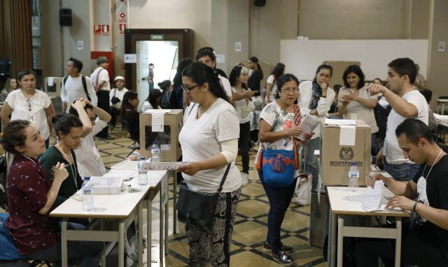 Cerca de 116.000 electores residentes en España pueden votar en los comicios presidenciales de Colombia, concretamente aquellos que se registraron previamente para participar en el proceso electoral. Los inscritos podrán ejercer el sufragio en 188 mesas electorales de 13 ciudades españolas, entre ellas Madrid, Barcelona, Bilbao, Sevilla y Valencia. En la imagen, votantes en la Escuela Pía Nuestra de la calle diputación de Barcelona. EFE/Andreu Dalmau