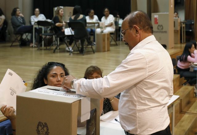 Cerca de 116.000 electores residentes en España pueden votar en los comicios presidenciales de Colombia, concretamente aquellos que se registraron previamente para participar en el proceso electoral. Los inscritos podrán ejercer el sufragio en 188 mesas electorales de 13 ciudades españolas, entre ellas Madrid, Barcelona, Bilbao, Sevilla y Valencia. En la imagen, votantes en la Escuela Pía Nuestra de la calle diputación de Barcelona. EFE/Andreu Dalmau