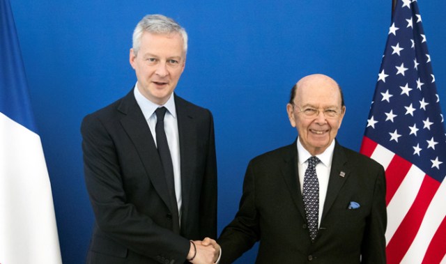 El secretario de Comercio estadounidense Wilbur Ross (dch) y el ministro francés de Economía, Bruno Le Maire, posan para los fotógrafos al inicio de la reunión que han mantenido hoy, 31 de mayo de 2018, en Paris. EFE/ETIENNE LAURENT