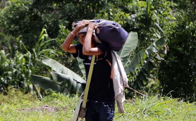  COLOMBIA VENEZUELA. CUC313. CÚCUTA (COLOMBIA), 24/05/2018.- Fotografía fechada el 22 de Mayo de 2018 que muestra a un ciudadano venezolano mientras camina por la vía Cúcuta - Pamplona en la población de Los Patios (Colombia). Atravesar parte de Colombia a pie es el desafío que afrontan a diario decenas de venezolanos que, sin dinero para el transporte, se aventuran desde la frontera por las carreteras del país para llegar a ciudades del interior en busca de trabajo y futuro. EFE/Schneyder Mendoza