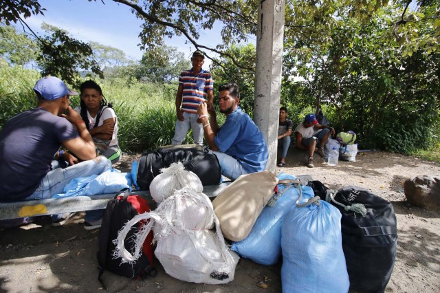  COLOMBIA VENEZUELA. CUC307. CÚCUTA (COLOMBIA), 24/05/2018.- Fotografía fechada el 22 de Mayo de 2018 que muestra a varios ciudadanos venezolanos mientras descansan en la vía Cúcuta - Pamplona en la población de Los Patios (Colombia). Atravesar parte de Colombia a pie es el desafío que afrontan a diario decenas de venezolanos que, sin dinero para el transporte, se aventuran desde la frontera por las carreteras del país para llegar a ciudades del interior en busca de trabajo y futuro. EFE/Schneyder Mendoza