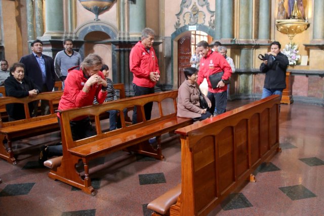 El seleccionador de Perú, Ricardo Gareca, acudió este martes al Santuario de Las Nazarenas para pedir por la participación en el Mundial de Rusia 2018 | Foto @arzlima