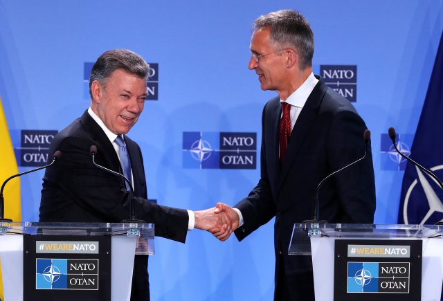 El presidente colombiano, Juan Manuel Santos Calderón, y el secretario general de la OTAN, Jens Stoltenberg, se dan la mano después de una conferencia de prensa en la sede de la Alianza en Bruselas, Bélgica el 31 de mayo de 2018. REUTERS / Yves Herman