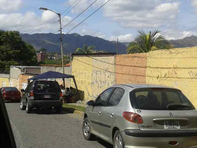 Punto rojo chavista en el Colegio Nuestra Señora del camino,  Guatire. Foto: Cortesía.