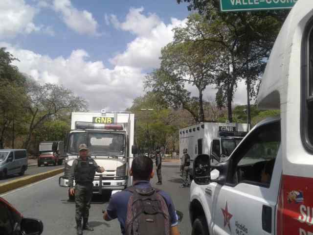 Presencia de efectivos de la Guardia Nacional Bolivariana (GNB) y la Policía Nacional (PNB) en las afueras de la Universidad Central de Venezuela (UCV). (Foto: Dayana Krays @Dayanakrays)