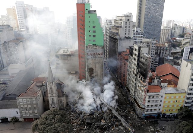 Firefighters try to extinguish a fire at a building in downtown Sao Paulo, Brazil May 1, 2018. REUTERS/Paulo Whitaker