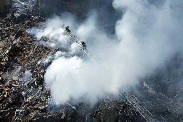 Firefighters try to extinguish a fire at a building in downtown Sao Paulo, Brazil May 1, 2018. REUTERS/Paulo Whitaker