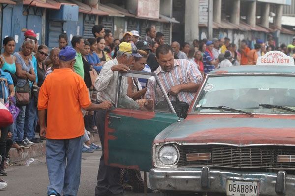 Hasta 15.000 bolívares están cobrando algunos conductores de La Limpia, Bella Vista, El Milagro y otras rutas por el pasaje largo, mientras que por el corto piden 8.000 | FOTO: Luis Bravo (Panorama)