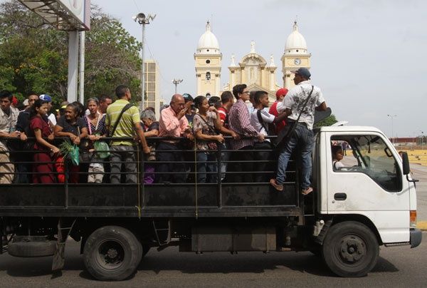 Hasta 15.000 bolívares están cobrando algunos conductores de La Limpia, Bella Vista, El Milagro y otras rutas por el pasaje largo, mientras que por el corto piden 8.000 | FOTO: Luis Bravo (Panorama)