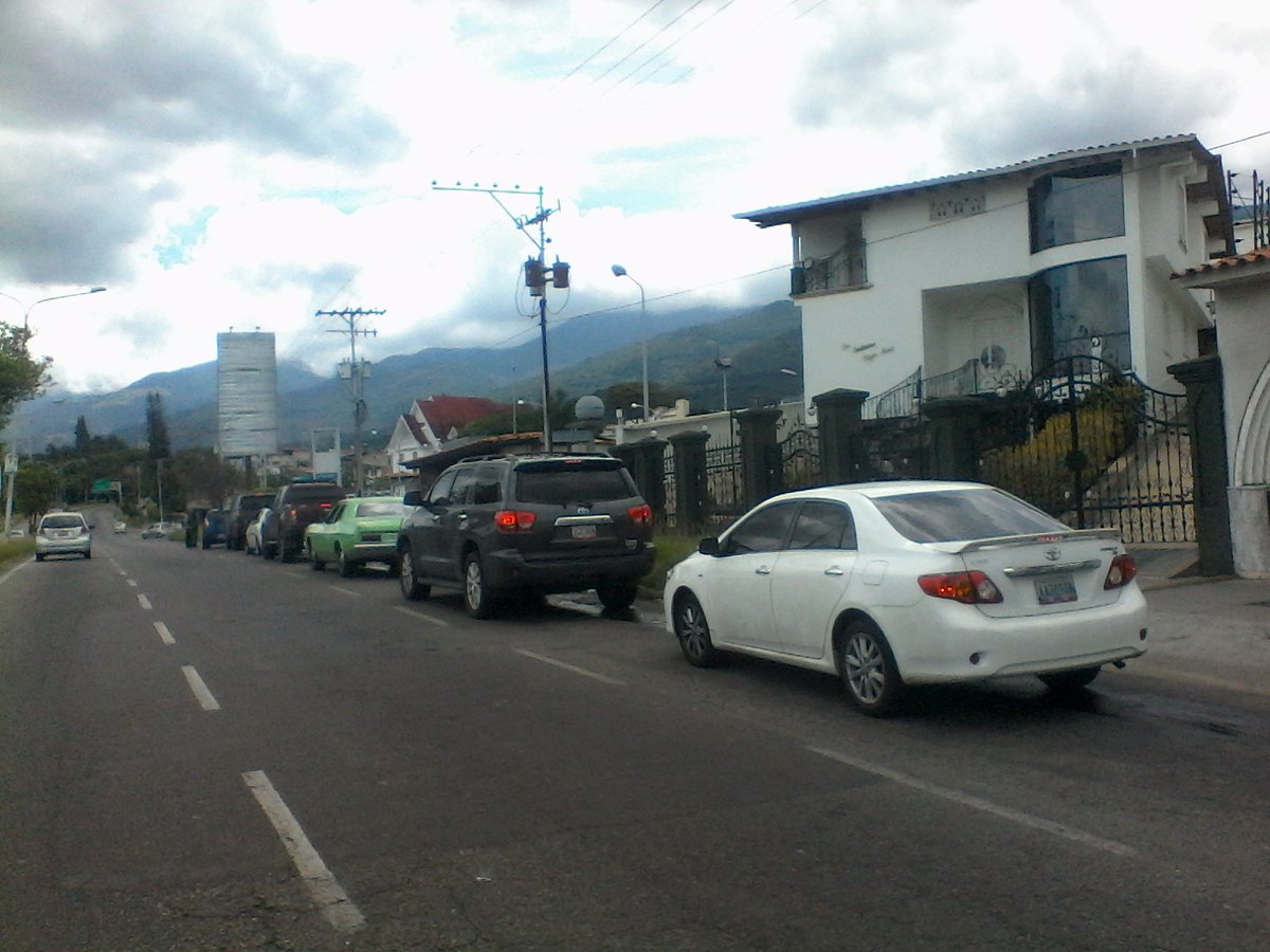 Cuando en un país petrolero llenar el tanque de gasolina de tu carro es un calvario (Video)