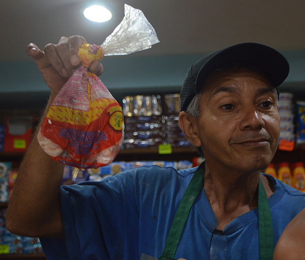 Pellejos de pollo y carne es la proteína que están consumiendo muchas familias