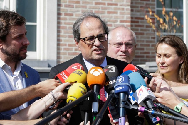 El ex ministro de Salud regional catalán Antoni Comin (L), el presidente regional catalán Quim Torra (2 ª L), el ex ministro de Cultura catalán Lluis Puig Gordi (2 ª R) y el ministro regional de agricultura de Cataluña, Meritxell Serret (R) hablaron medios de comunicación en Waterloo el 30 de mayo de 2018. / AFP PHOTO / Aris Oikonomou 