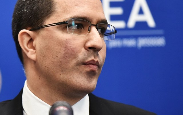 El Ministro de Relaciones Exteriores de Venezuela, Jorge Arreaza, habla durante una conferencia de prensa al margen de la 48ª Asamblea General de la Organización de los Estados Americanos (OEA) en el Edificio Principal de la OEA el 4 de junio de 2018 en Washington, DC. / AFP PHOTO / Mandel Ngan