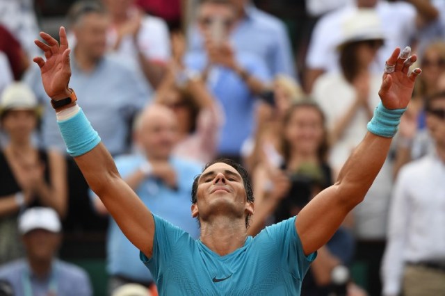 Rafael Nadal de España celebra después de la victoria sobre Dominic Thiem de Austria durante su partido final de singles masculino en el día quince del torneo de tenis Roland Garros 2018 French Open en París el 10 de junio de 2018. / AFP PHOTO / Christophe ARCHAMBAULT