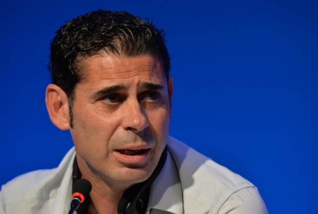 (ARCHIVOS) En esta foto de archivo tomada el 05 de diciembre de 2013, la leyenda del fútbol español Fernando Hierro da una conferencia de prensa en la víspera del sorteo final de la Copa Mundial de Fútbol de la FIFA Brasil 2014, en Costa do Sauipe, estado de Bahía, el 5 de diciembre de 2013 . Fernando Hierro será el entrenador del equipo de fútbol del equipo español durante el torneo de fútbol de la Copa Mundial Rusia 2018 anunciado por la Federación Española de Fútbol (RFEF) el 13 de junio de 2018. / AFP PHOTO / Nelson ALMEIDA