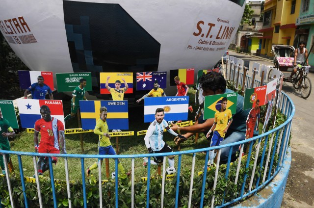 Lionel Messi en una instalación temporal al aire libre antes de la próxima Copa Mundial FIFA Rusia 2018, en Calcuta el 13 de junio de 2018. / AFP PHOTO / Dibyangshu SARKAR