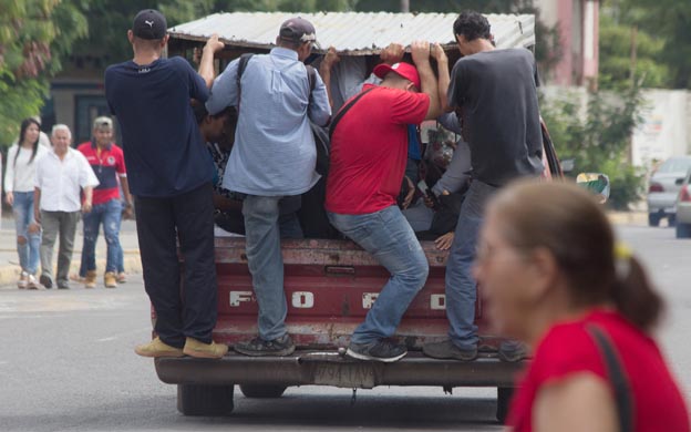 La situacion del Transporte publico en Maracaibo es atroz a falta de unidades cualquier vehiculo medio levantado sirve para llevar a los pasajeros a sus destinos. (Foto archivo extraída de La Verdad de Zulia)