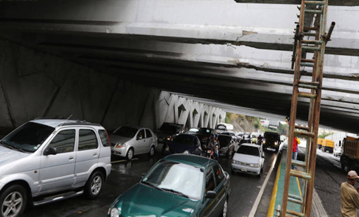 Cerrados algunos tramos de la Autopista Francisco Fajardo por reparaciones