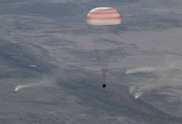 La cápsula Soyuz MS-07 con la tripulación del Norishige Kanai de Japón, Anton Shkaplerov de Rusia y Scott Tingle de EE. UU. Desciende debajo de un paracaídas justo antes de aterrizar en un área remota a las afueras de la ciudad de Dzhezkazgan (Zhezkazgan), Kazajistán 3 de junio. 2018. Dmitri Lovetsky / Pool a través de REUTERS