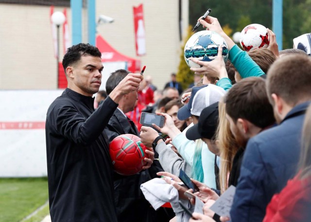 Fútbol Fútbol - Copa Mundial - Portugal Equipo de entrenamiento Camp - Kratovo, Moscú, Rusia - 10 de junio de 2018 Portugal Pepe con aficionados durante el entrenamiento REUTERS / Sergei Karpukhin