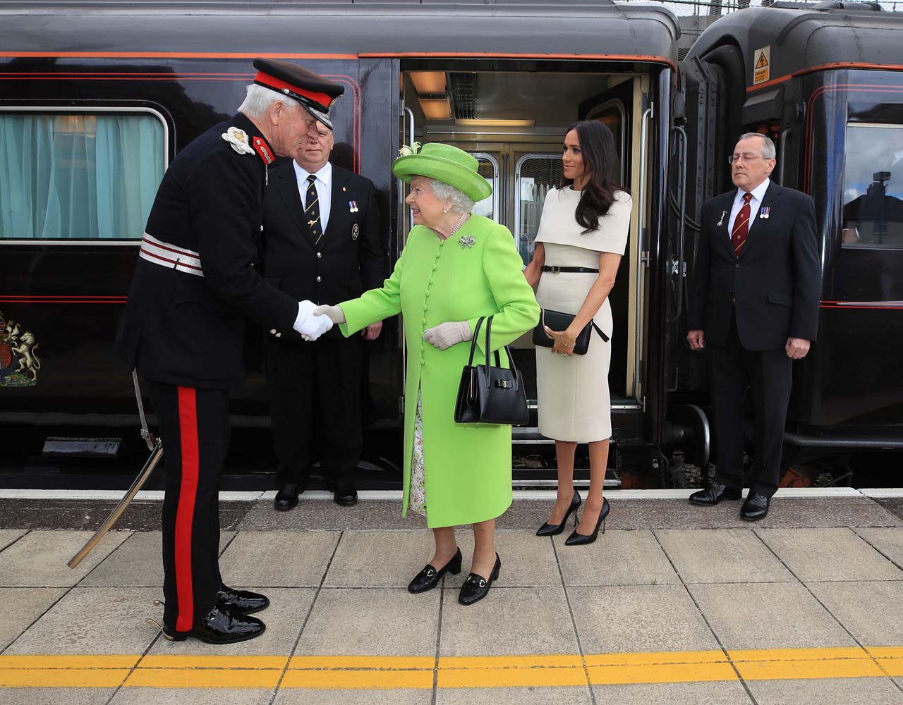 Meghan acompaña por primera vez a la reina Isabel II en una visita oficial (Fotos)