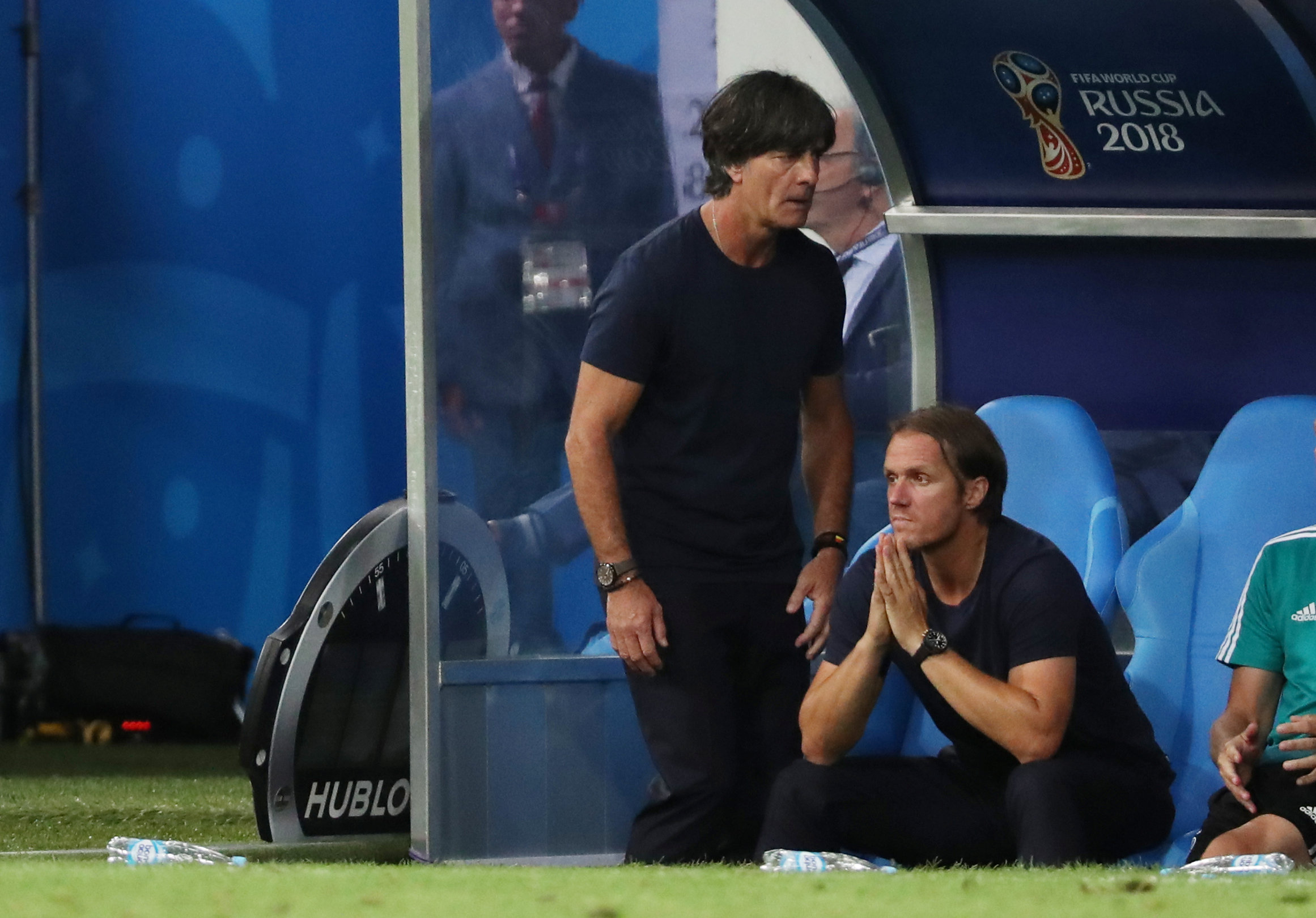 TRIVIA: ¿Dónde tendría la mano Joachim Low durante el agónico triunfo de Alemania? (Fotos)