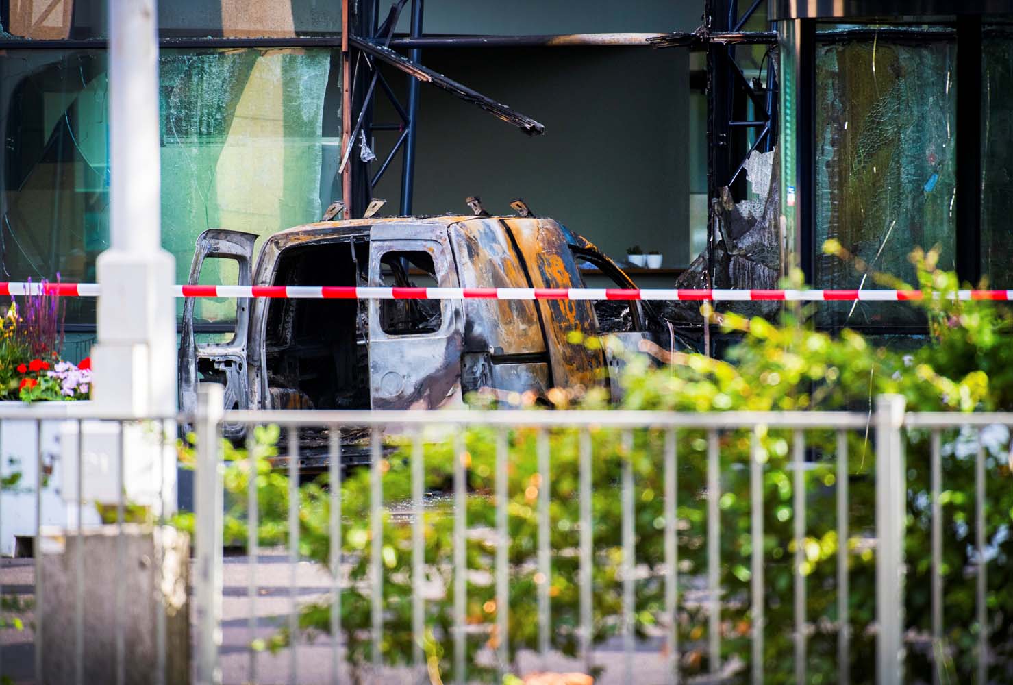 Una camioneta embiste las oficinas de un periódico en Amsterdam (Fotos)