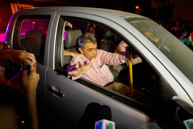 CAR200. CARACAS (VENEZUELA), 01/06/2018.- El general retirado Ángel Vivas reacciona tras su liberación hoy, viernes 01 de junio de 2018, en la sede del Servicio Bolivariano de Inteligencia (Sebin), en Caracas (Venezuela). Un grupo de "presos políticos", entre los que se encuentra el exalcalde de San Cristóbal Daniel Ceballos y el general retirado Ángel Vivas llegó hoy a la sede de la Cancillería venezolana para recibir los beneficios procesales anunciados por el Gobierno de Nicolás Maduro. EFE/Edwinge Montilva