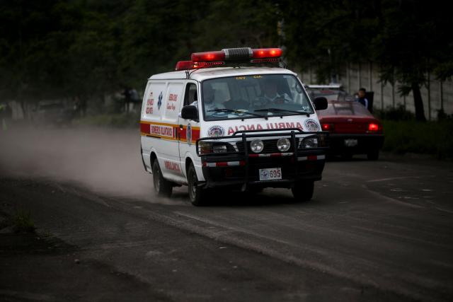 GTM04. Ciudad de Guatemala (Guatemala). 3/06/18.- Una ambulancia de la unidad de bomberos voluntarios traslada varios heridos por quemaduras de lava desde la aldea El Porvenir, después de la segunda erupción del año del volcán de Fuego, en Antigua Guatemala, Sacatepéquez (Guatemala) hoy, domingo 3 de junio de 2018. Al menos seis personan han fallecido y 20 han resultado heridas por la violenta erupción que registra este domingo el volcán de Fuego en Guatemala. EFE/Esteban Biba