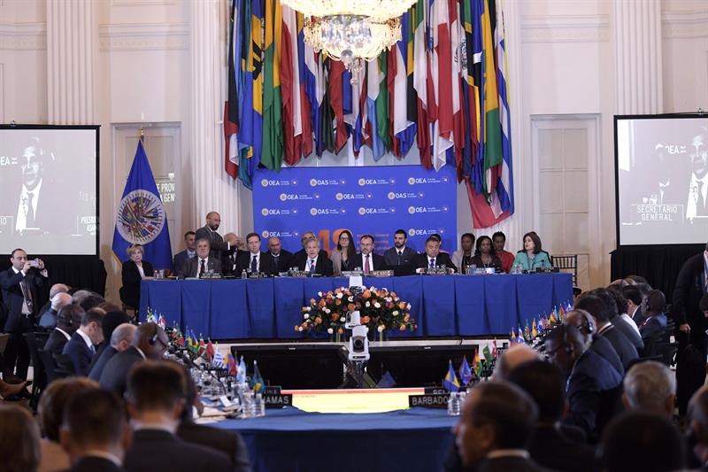 Adivinen quién NO aparece en la foto oficial de la OEA