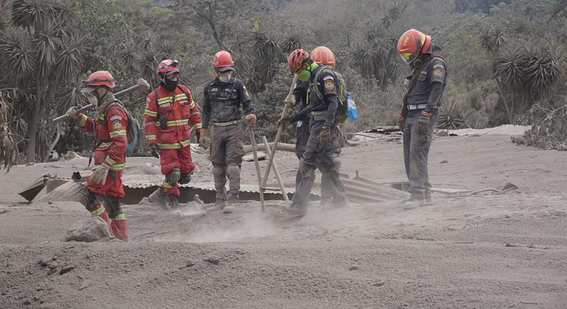 Sube a 99 la cifra de muertos por erupción del Volcán de Fuego en Guatemala