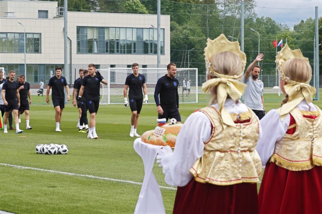 Mujeres rusas con vestidos tradicionales obsequiaron regalos al equipo nacional de Inglaterra durante una sesión de entrenamiento en Zelenogorsk, Rusia, el 13 de junio de 2018. Inglaterra se prepara para la Copa Mundial de la FIFA 2018 que tendrá lugar en Rusia del 14 de junio al 15 de julio de 2018. (Mundial de Fútbol, Rusia) EFE / EPA / ANATOLY MALTSEV