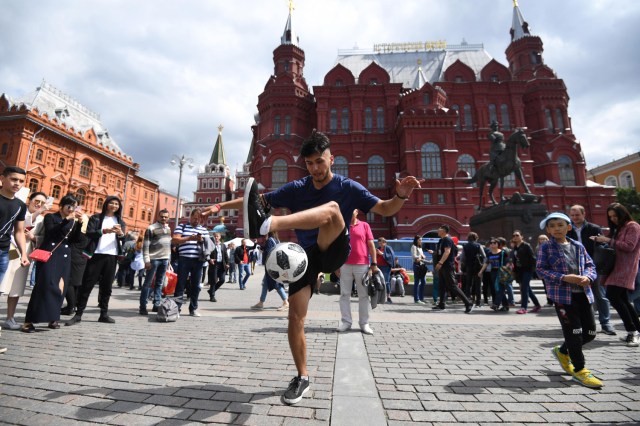 Los aficionados al fútbol se reúnen cerca de la Plaza Roja en Moscú, Rusia, el 13 de junio de 2018. Rusia enfrentará a Arabia Saudita en el partido inaugural de la Copa Mundial de la FIFA 2018, la ronda preliminar del grupo A partido de fútbol el 14 de junio de 2018. (Mundial de Fútbol, Arabia Saudita, Abierto, Moscú, Rusia) EFE / EPA / FACUNDO ARRIZABALAGA