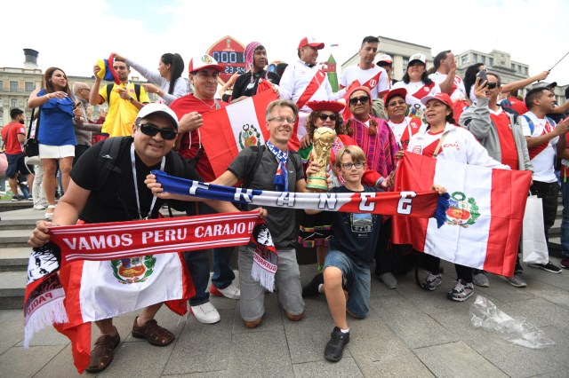 Los aficionados al fútbol se reúnen cerca de la Plaza Roja en Moscú, Rusia, el 13 de junio de 2018. Rusia enfrentará a Arabia Saudita en el partido inaugural de la Copa Mundial de la FIFA 2018, la ronda preliminar del grupo A partido de fútbol el 14 de junio de 2018. (Mundial de Fútbol, Arabia Saudita, Abierto, Moscú, Rusia) EFE / EPA / FACUNDO ARRIZABALAGA