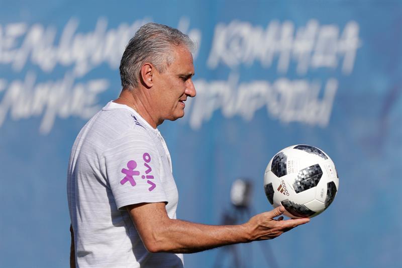 Tite, “el dueño de la bola” que controla la selección de pies a cabeza