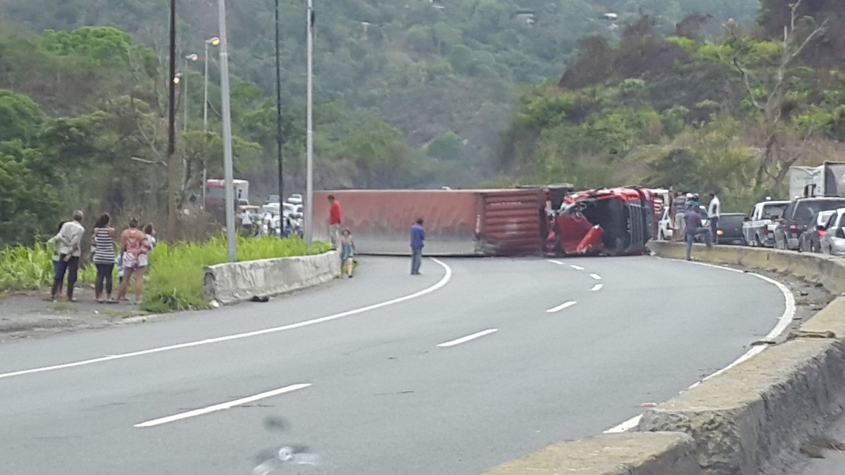 Se volcó una gandola en la ARC #12Jun (foto)