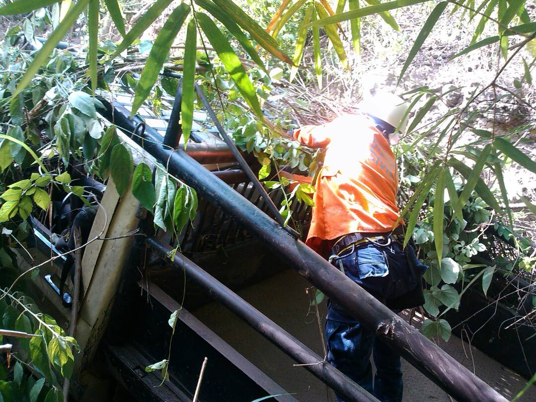 Un muerto y siete heridos tras volcarse un camión en Trujillo (Fotos)