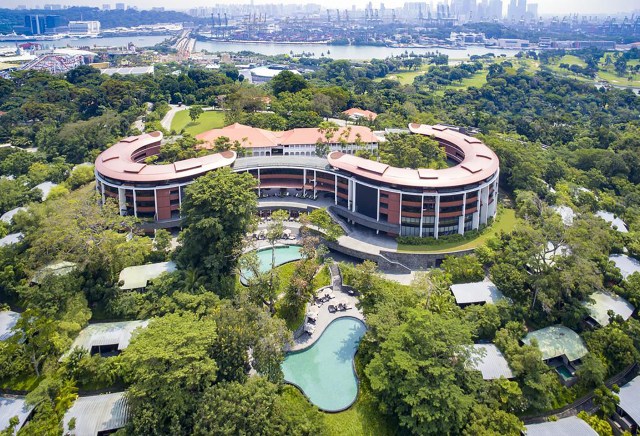 Este hotel de lujo está situado en medio de la selva tropical de la isla de Sentosa y cuenta con 3 piscinas al aire libre y spa ganador de múltiples premios