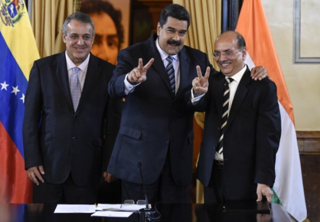 Otos Tiempos. El ministro de Petróleo de Venezuela y presidente de la petrolera estatal PDVSA, Eulogio Del Pino, el presidente de Venezuela, Nicolás Maduro, y el director general de la compañía india de petróleo y gas ONGC, Narendra Verma, posan para fotos luego de una reunión en la presidencia de Miraflores palacio en Caracas el 4 de noviembre de 2016. / AFP PHOTO / Juan BARRETO