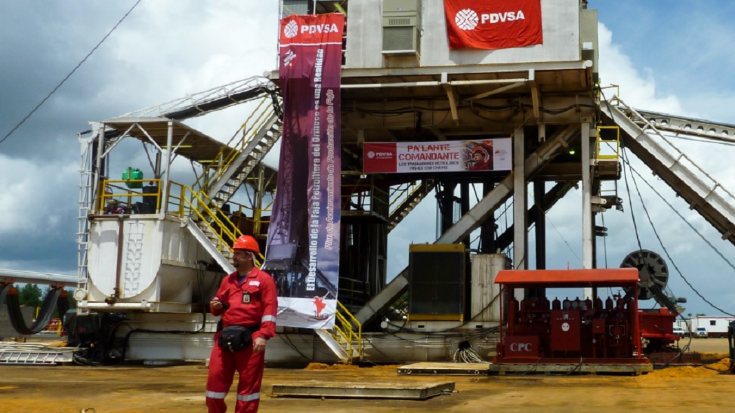 Gobierno bolivariano evalúa tablas salariales de Pdvsa con representantes de la empresa