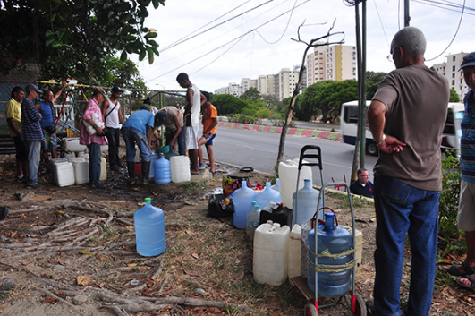 De un tubo de la calle: Así se “abastecen” de agua los varguenses