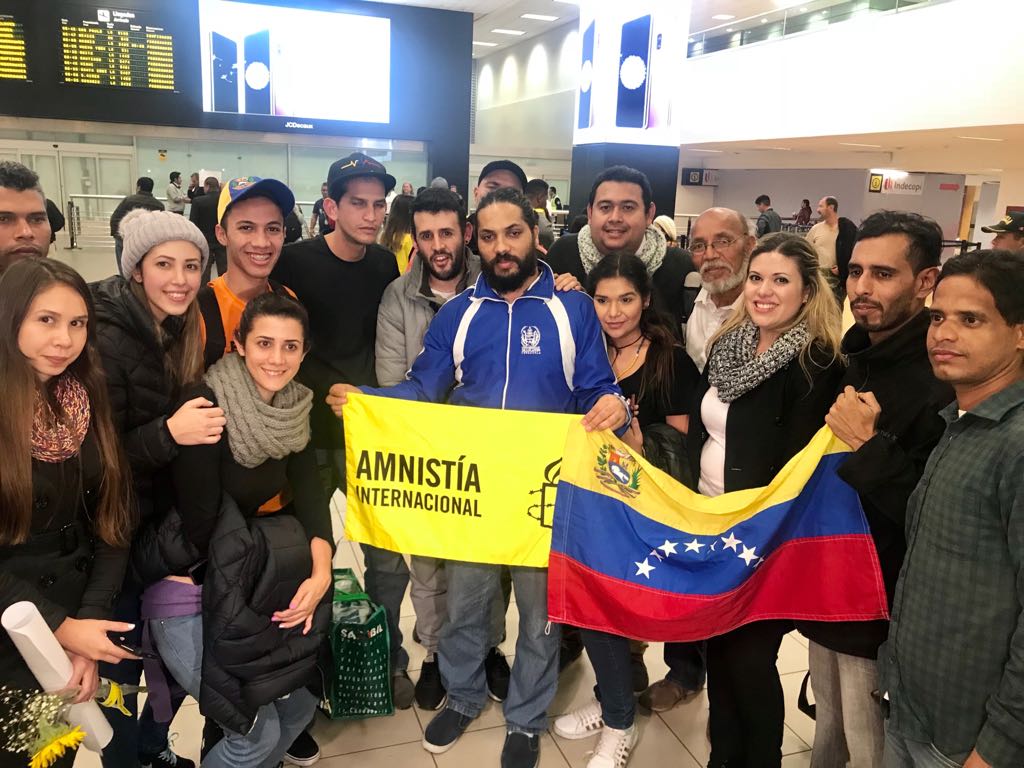 Así fue la llegada de Villca Fernández a Perú (Fotos y Video)