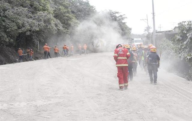 Rescatistas buscan a víctimas de la erupción del Volcán de Fuego hoy, martes 5 de junio de 2018, en la localidad de El Rodeo (Guatemala). A 70 aumentó la cifra provisional de muertos en Guatemala por la erupción del volcán de Fuego, y las brigadas reanudaron hoy la búsqueda de desaparecidos, cuyo número es incierto, bajo las toneladas de ceniza, informó una fuente oficial. EFE/Rodrigo Pardo