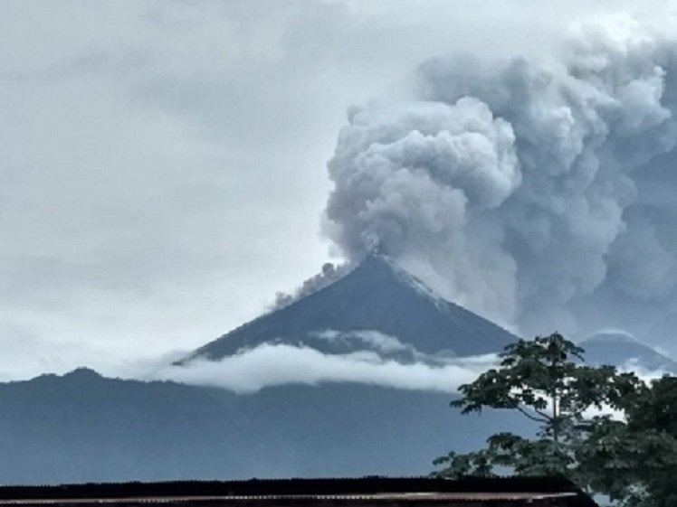 El volcán de Fuego entra en erupción en Guatemala