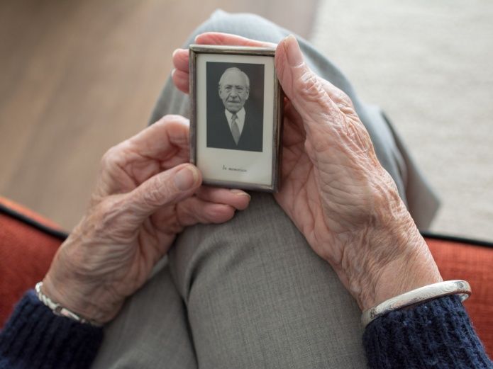 El síndrome de anciano viajero incide en deterioro de salud de los pacientes